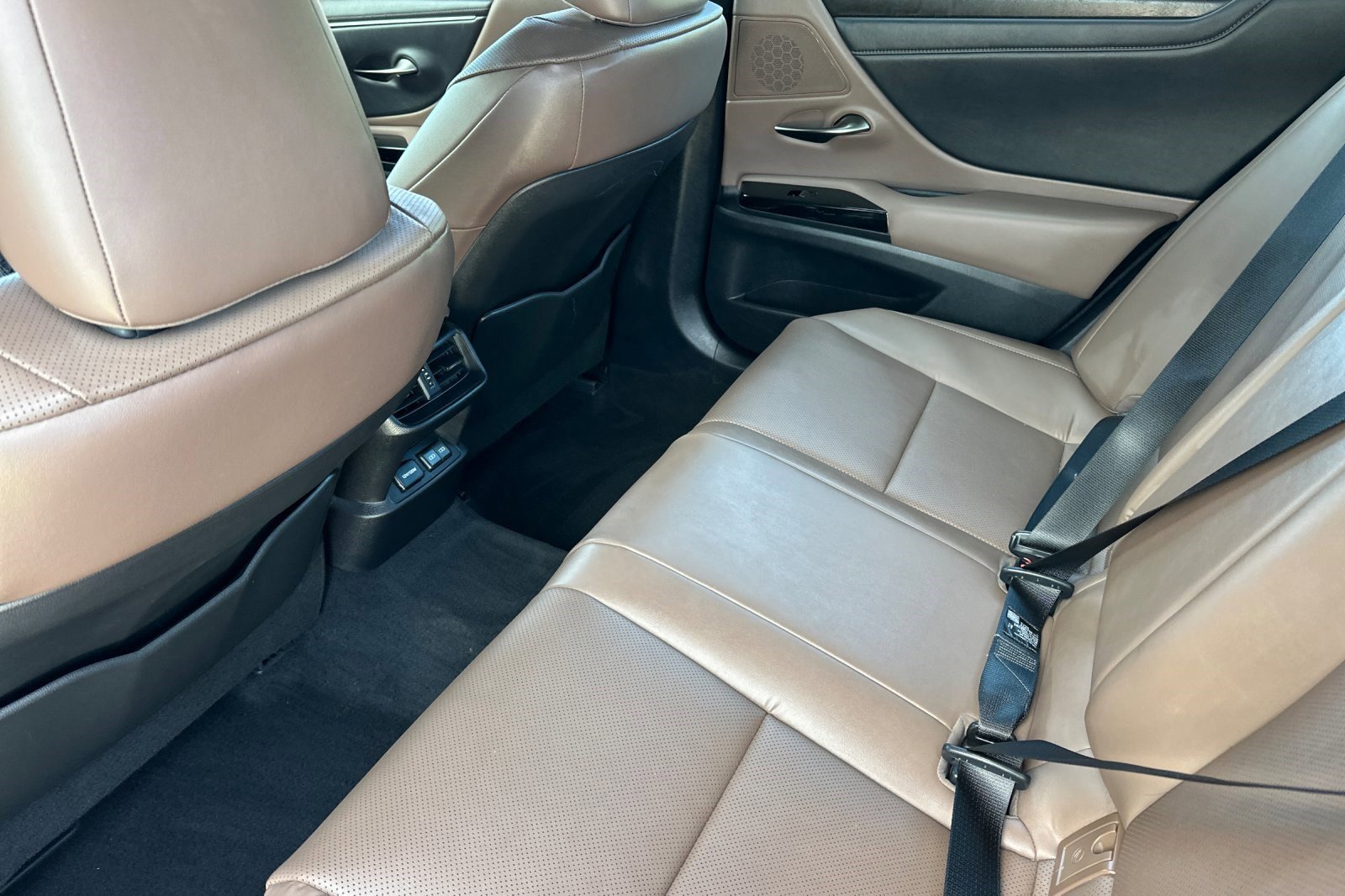 Used 2025 Lexus ES 300h w/ Premium Package image 27