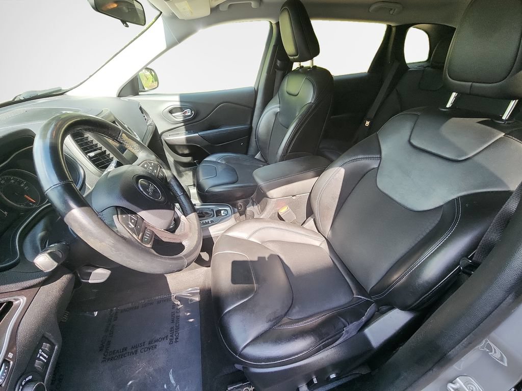 Used 2020 Jeep Cherokee Latitude Plus w/ Cold Weather Group AWD/4WD image 13