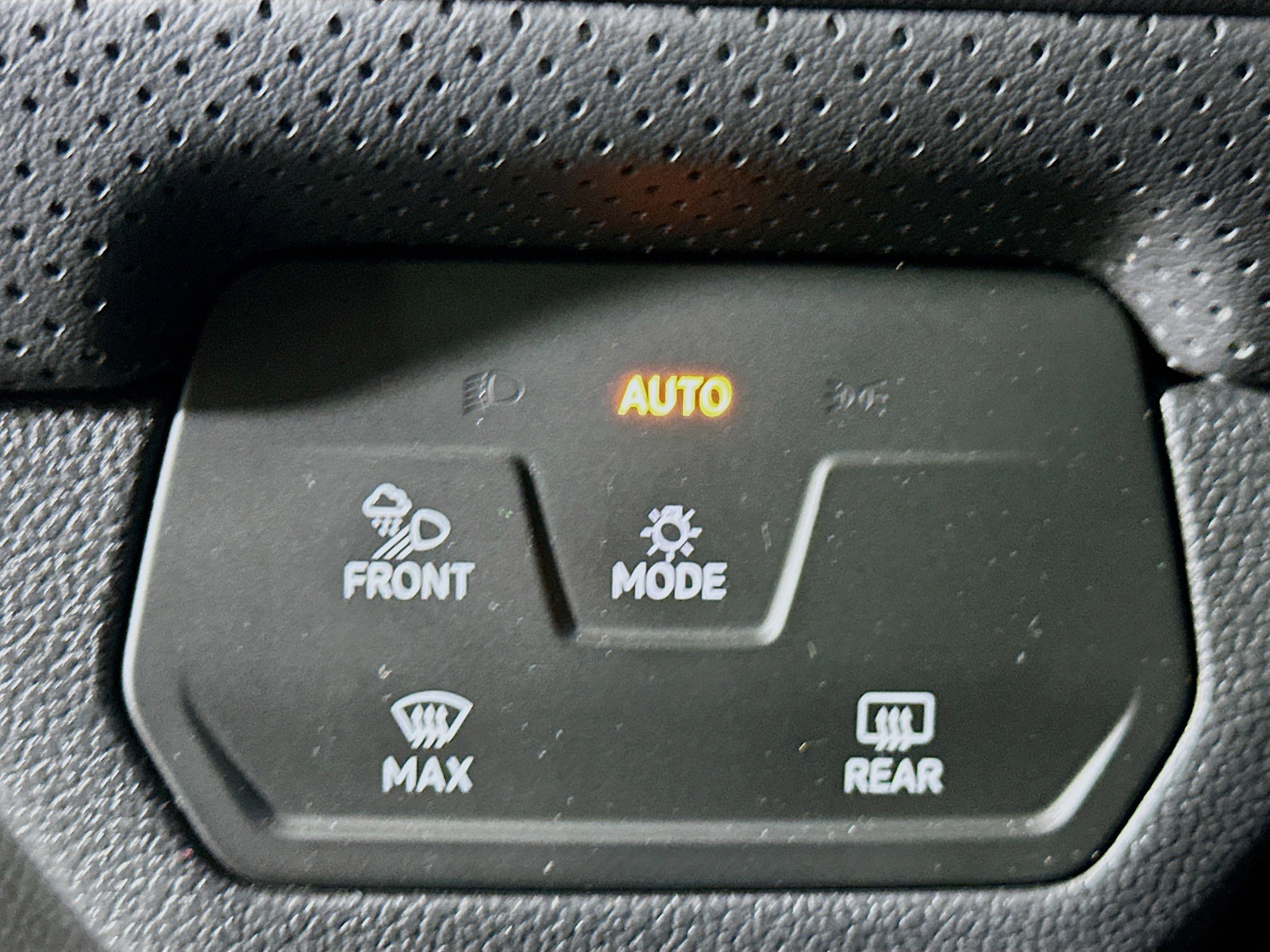 Used 2025 Volkswagen Atlas SE image 17