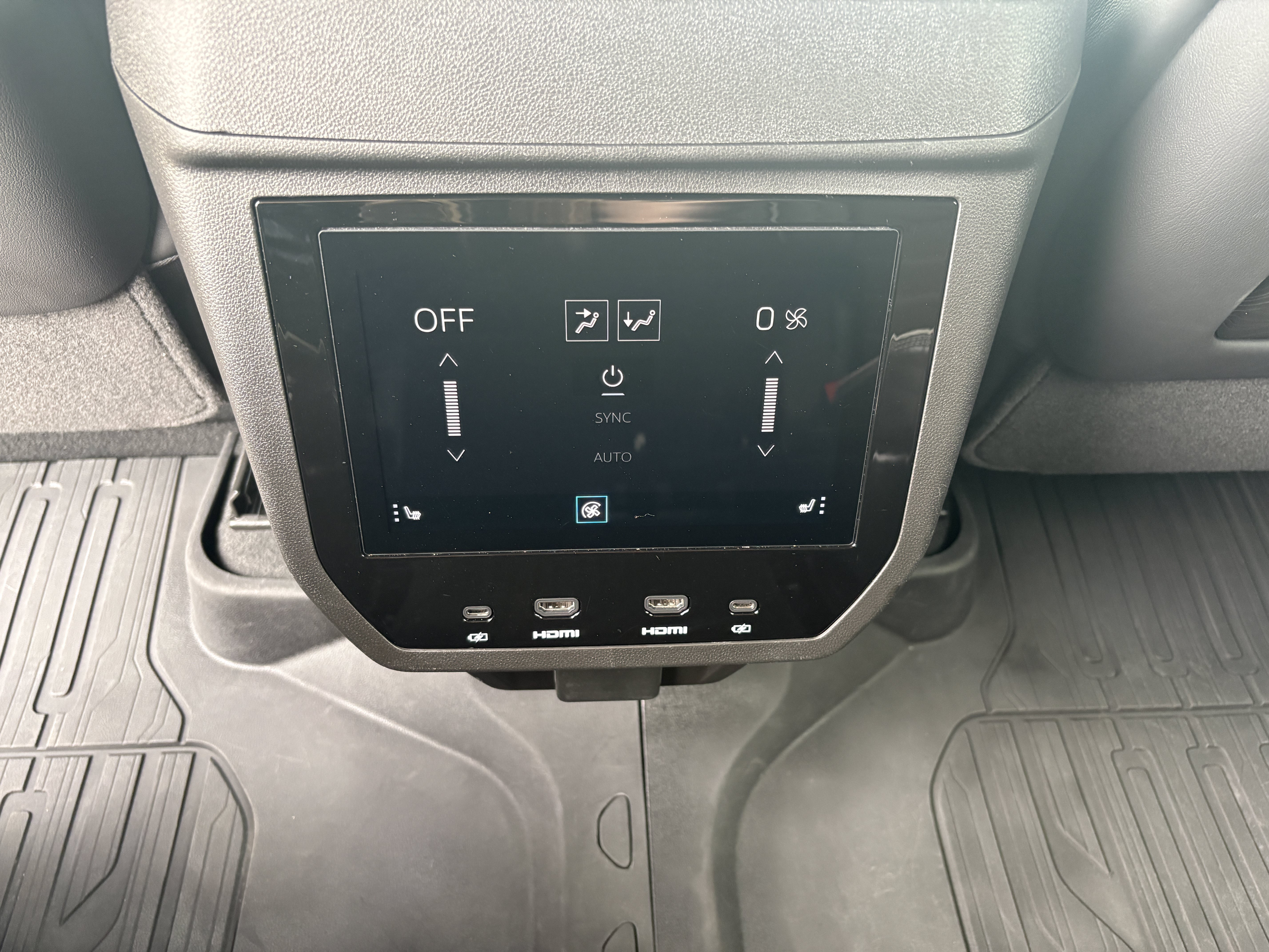 Used 2025 GMC Yukon XL Denali Ultimate AWD/4WD image 10