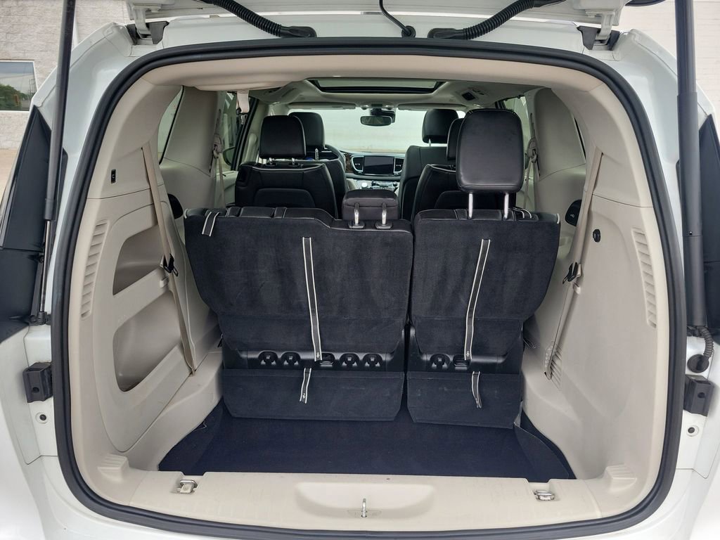 Used 2023 Chrysler Pacifica Limited FWD image 8