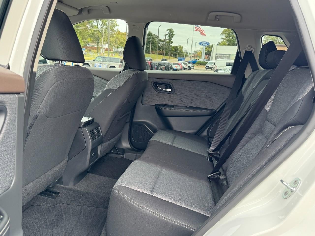 Used 2023 Nissan Rogue SV image 10