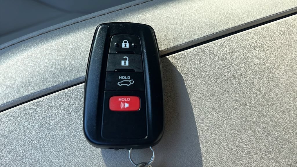 Used 2022 Toyota Highlander XLE FWD image 25