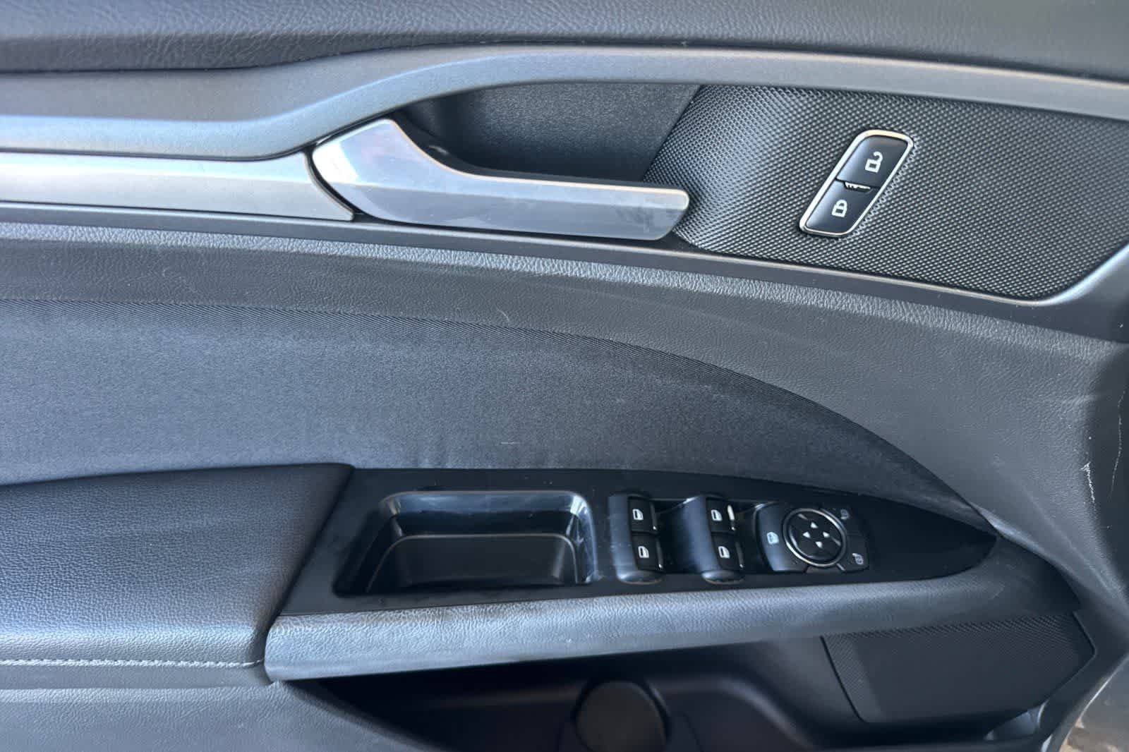 Used 2016 Ford Fusion SE FWD image 12