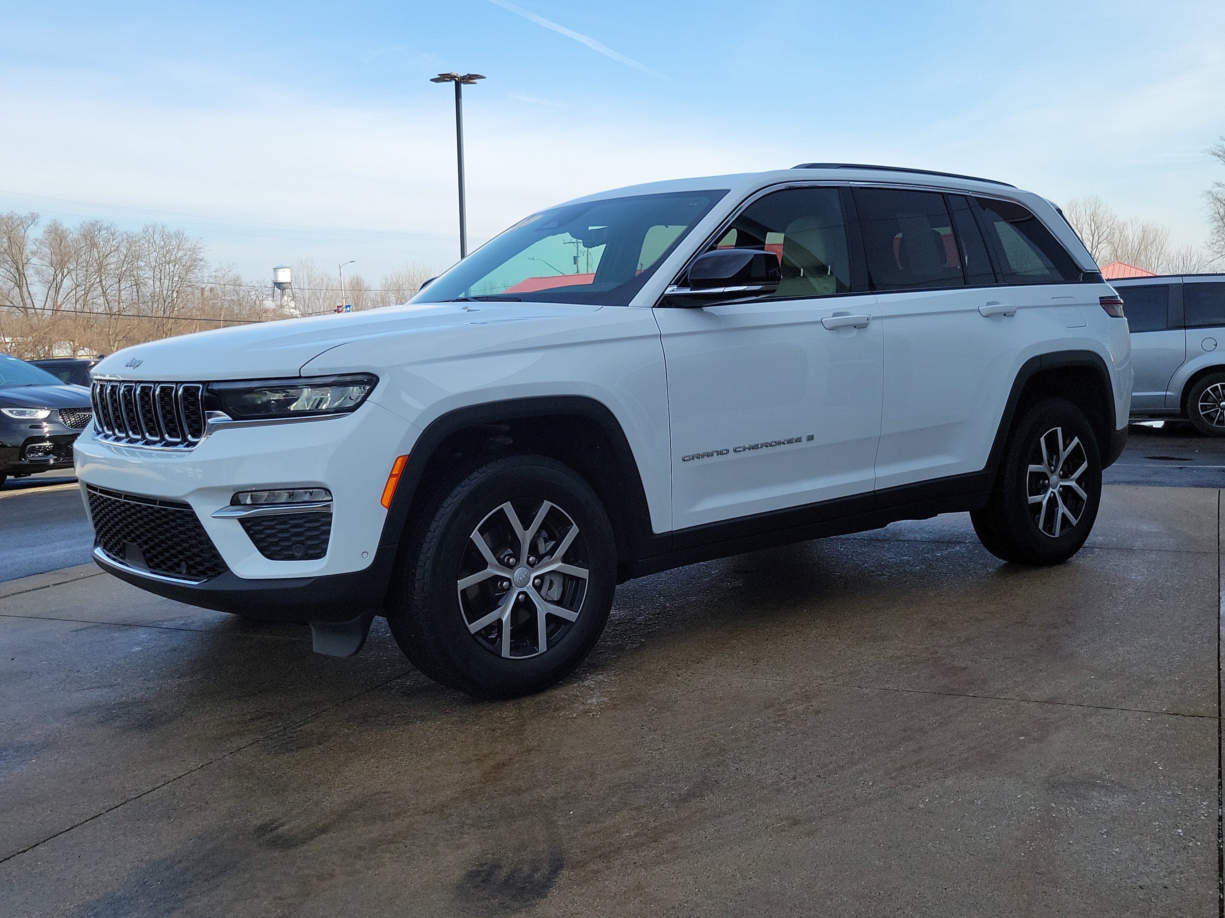 Used 2025 Jeep Grand Cherokee Limited w/ Luxury Tech Group II image 2