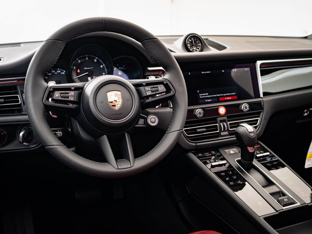 Certified 2025 Porsche Macan Turbo image 4