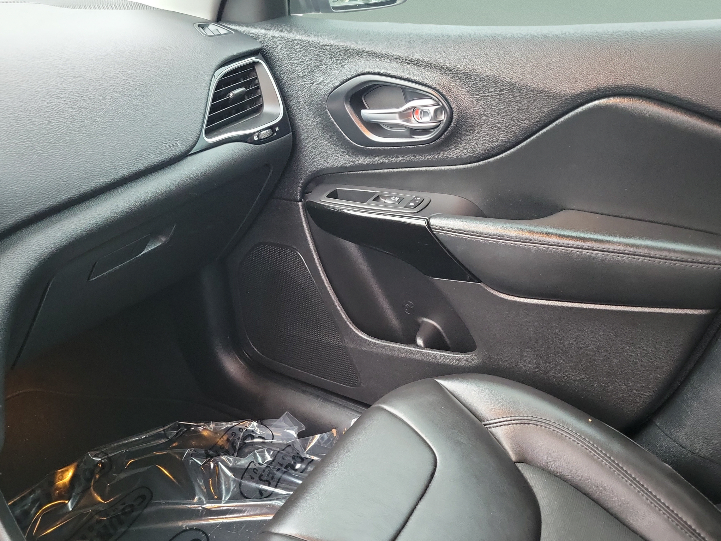 Used 2020 Jeep Cherokee Latitude Plus FWD image 13