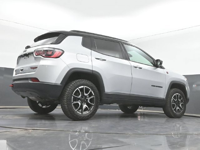 Used 2025 Jeep Compass Trailhawk AWD/4WD image 37