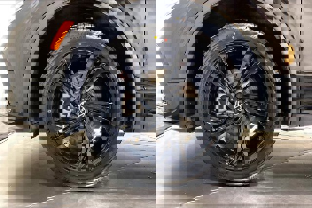 Used 2024 Volkswagen Tiguan SE R-Line w/ MDO Package, Three-Row image 9