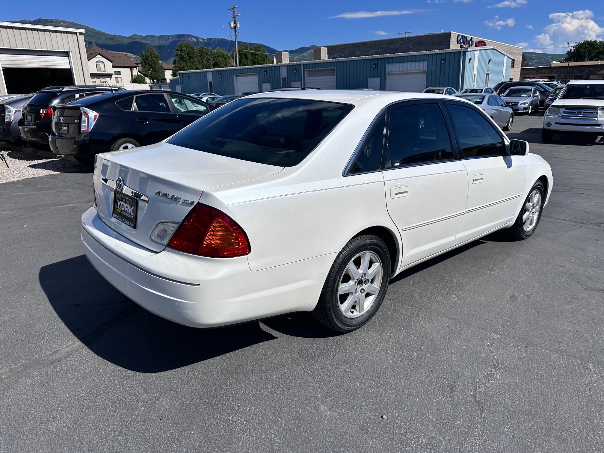 Used 2001 Toyota Avalon XLS FWD image 3