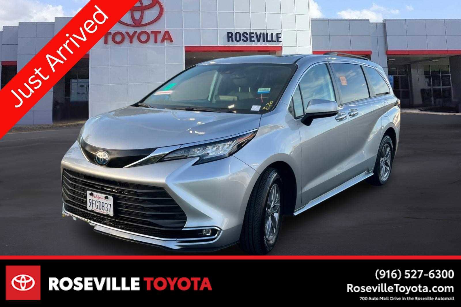 Used 2023 Toyota Sienna XLE image 1