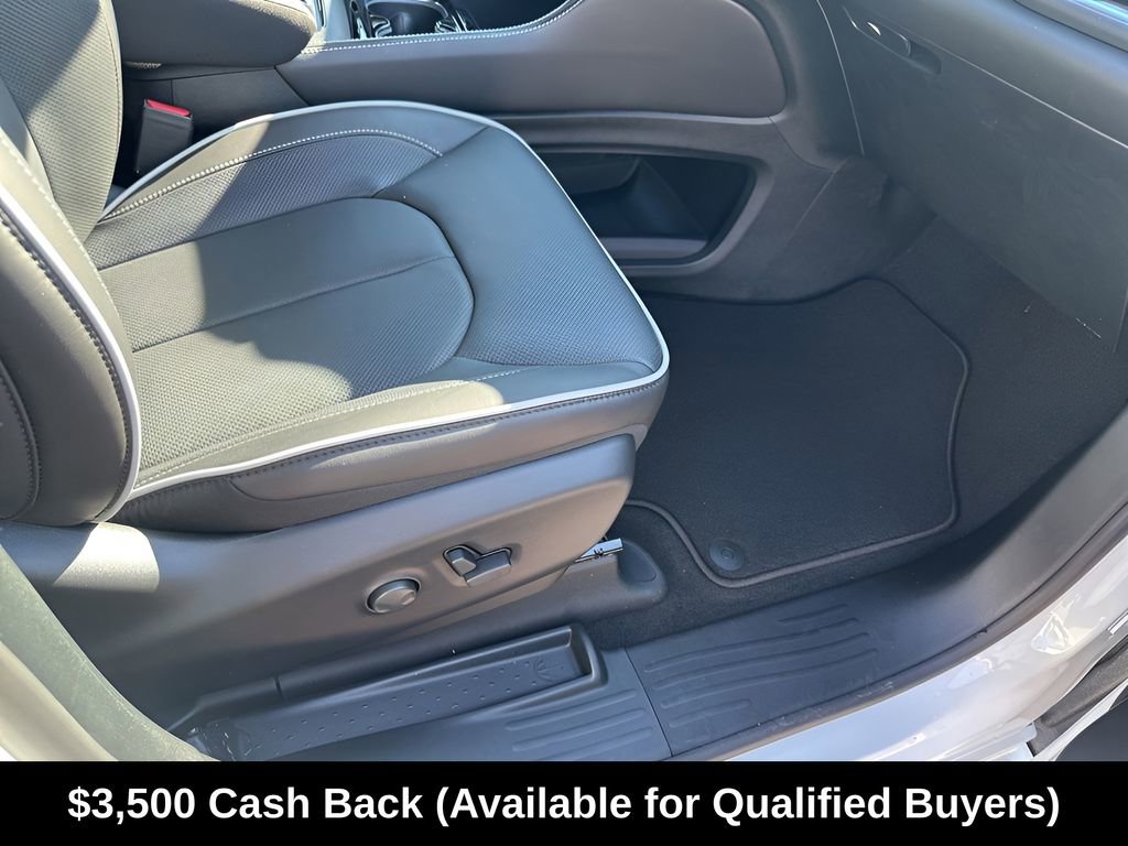 New 2026 Chrysler Pacifica Limited w/ S Appearance Package FWD image 17
