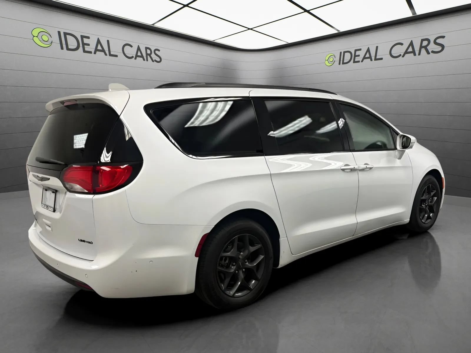 Used 2018 Chrysler Pacifica Limited w/ Advanced Safetytec Group FWD image 5