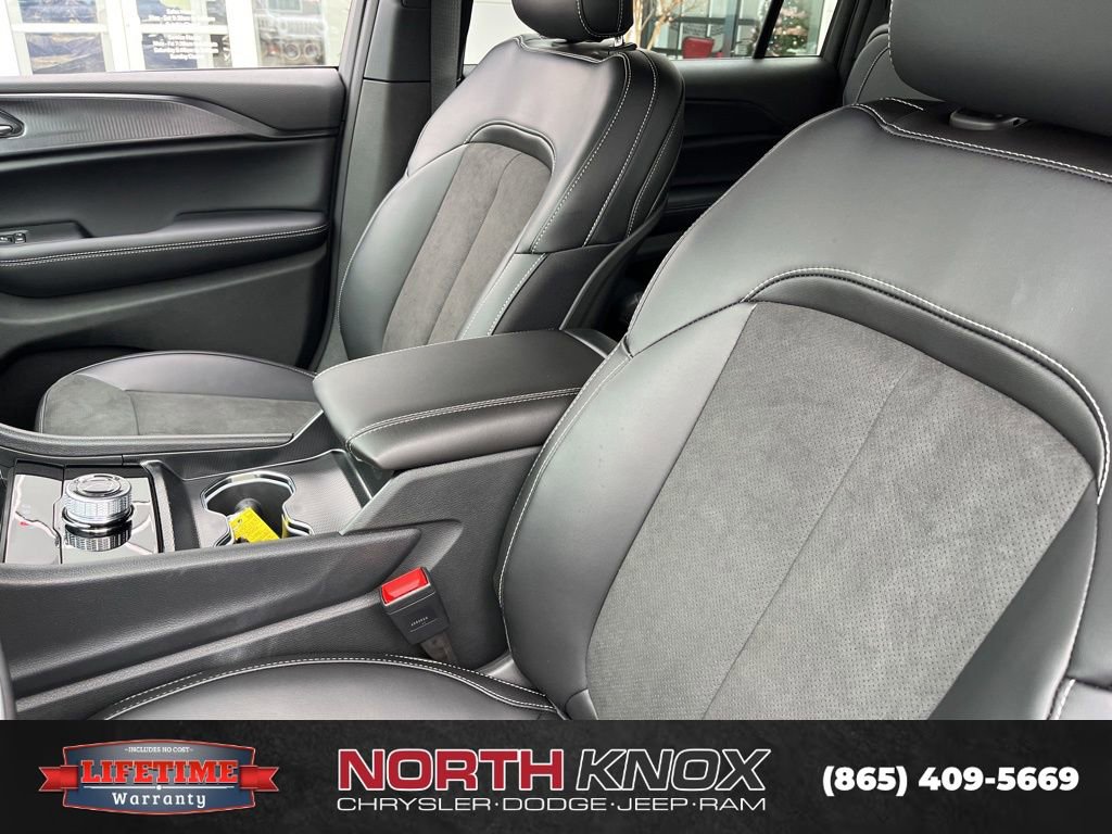 New 2025 Jeep Grand Cherokee L Altitude image 4