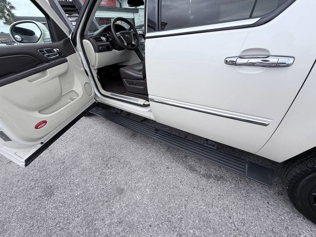 Used 2013 Cadillac Escalade ESV Platinum RWD image 17