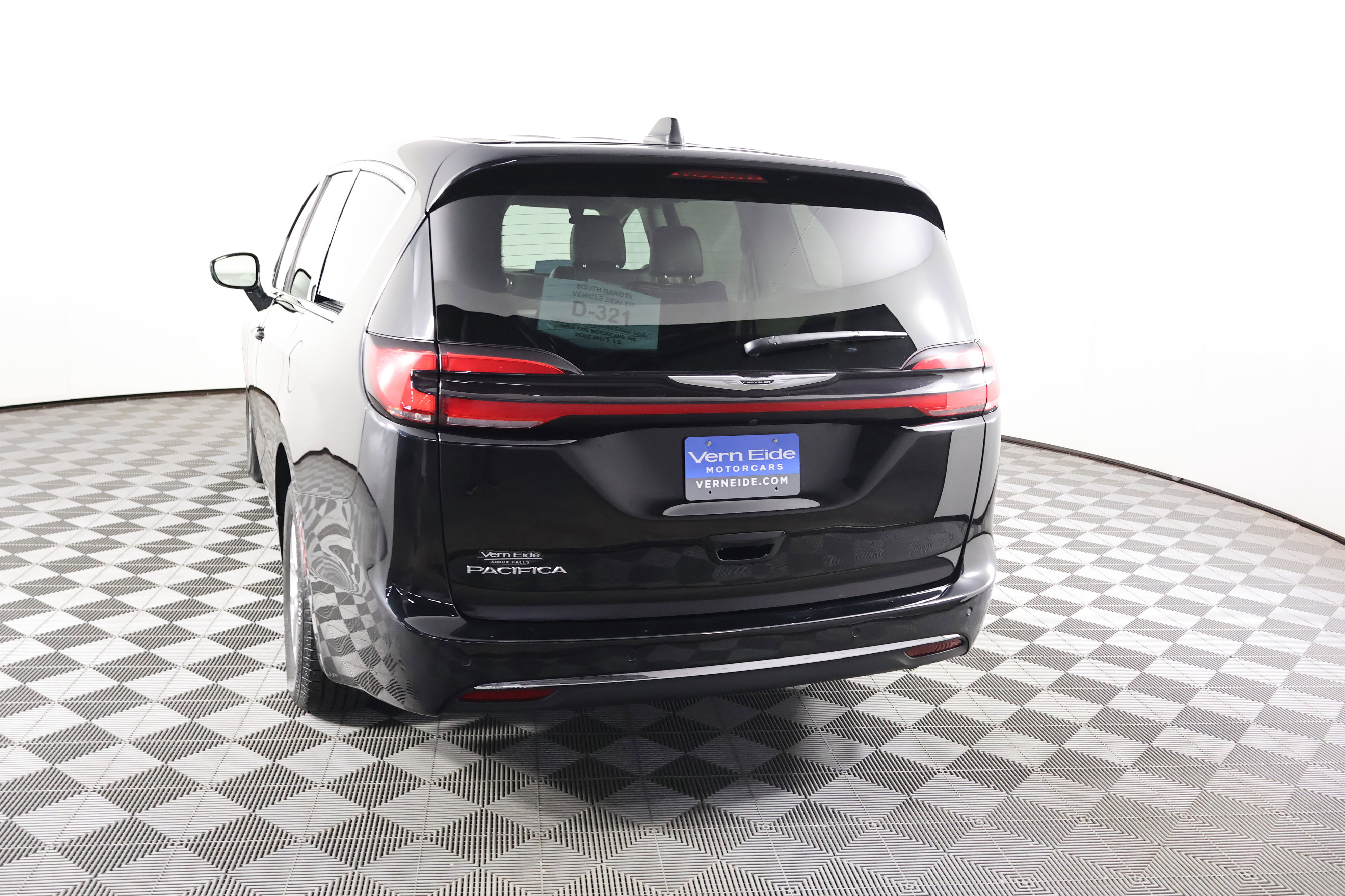 Used 2024 Chrysler Pacifica Touring-L image 7