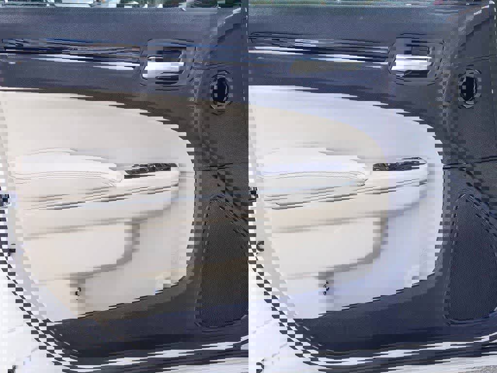 Certified 2023 Chrysler 300 Touring L image 19