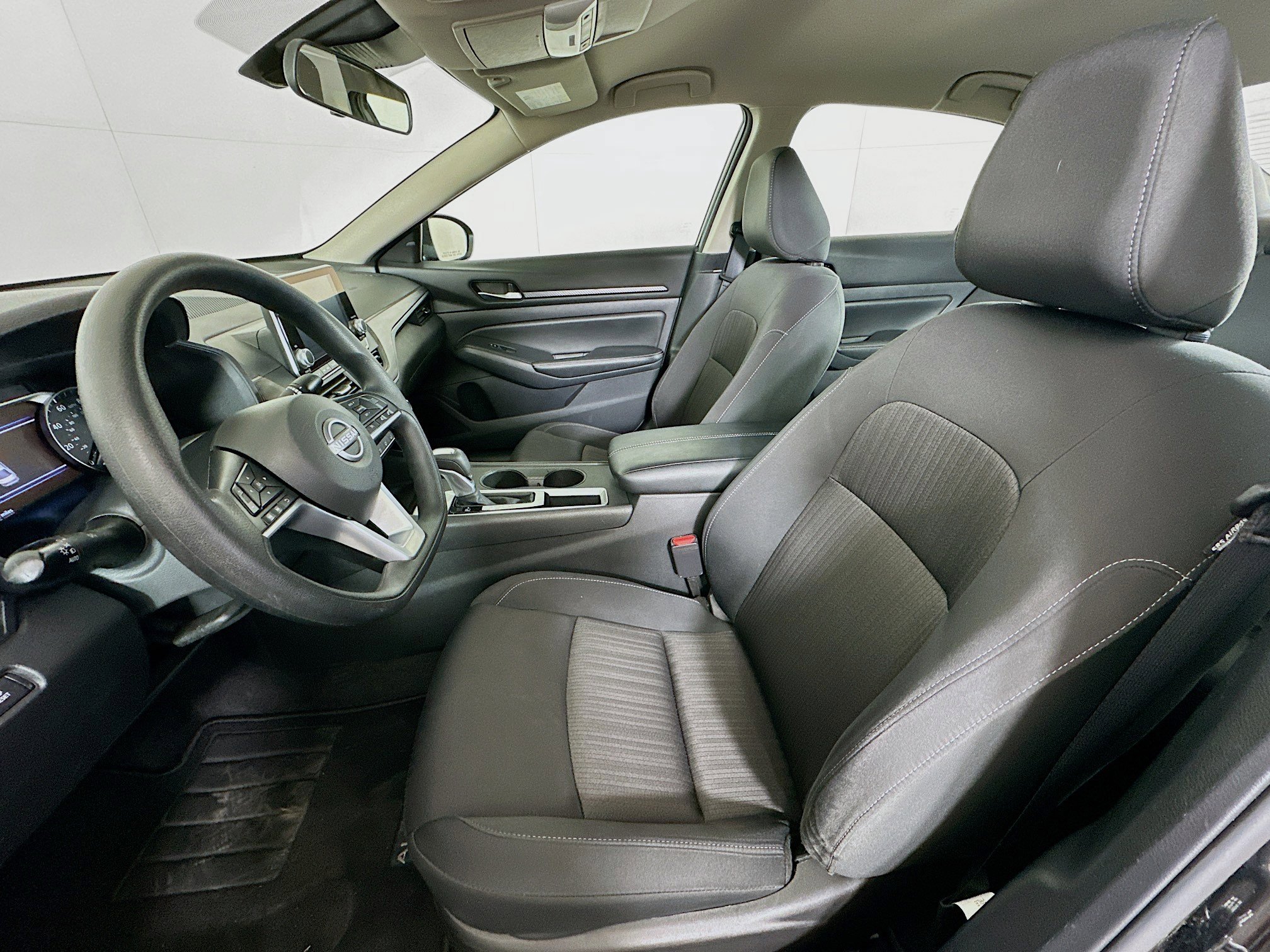 Used 2025 Nissan Altima 2.5 SV FWD image 13