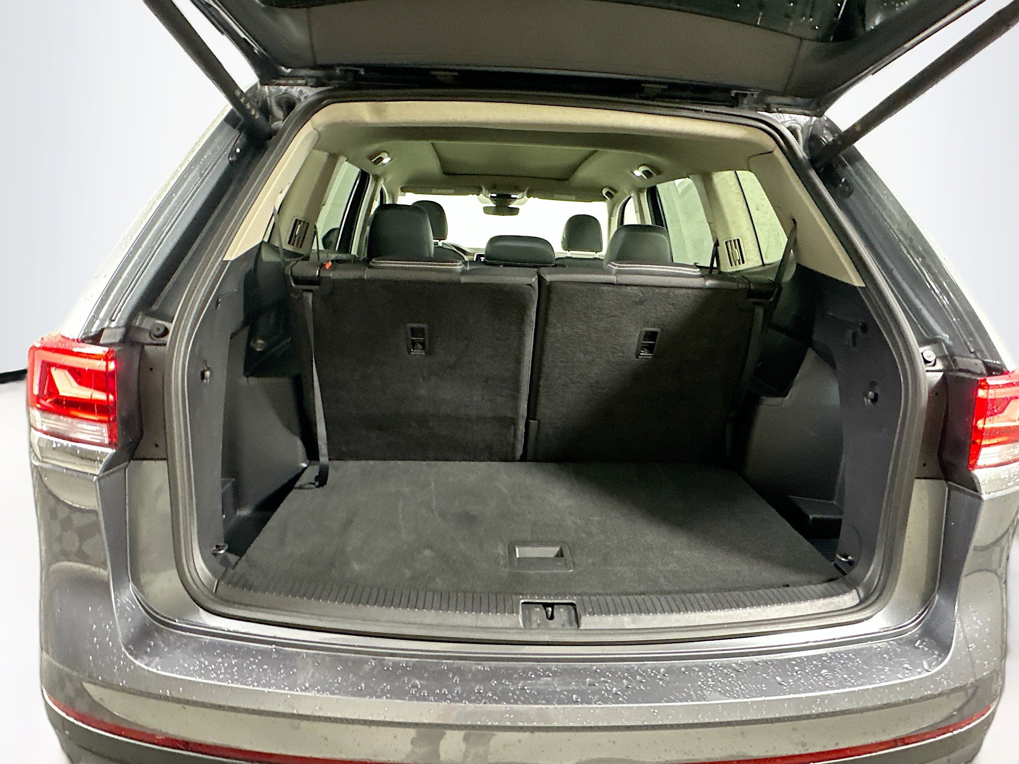 Used 2025 Volkswagen Atlas SE image 31