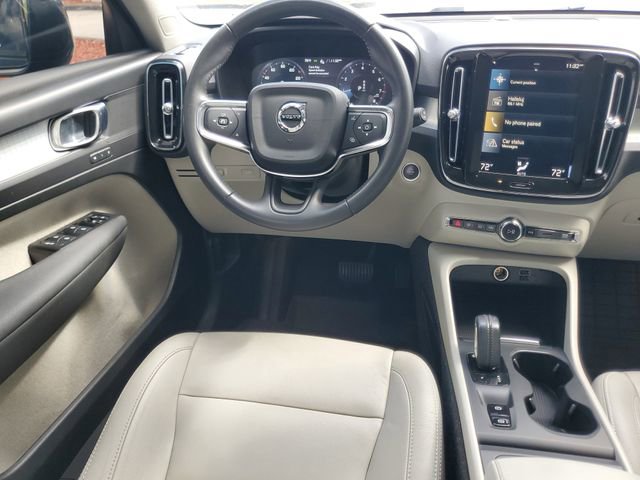 Used 2021 Volvo XC40 T4 Momentum w/ Premium Package image 16