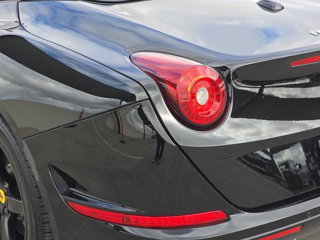 Used 2016 Ferrari California T image 31