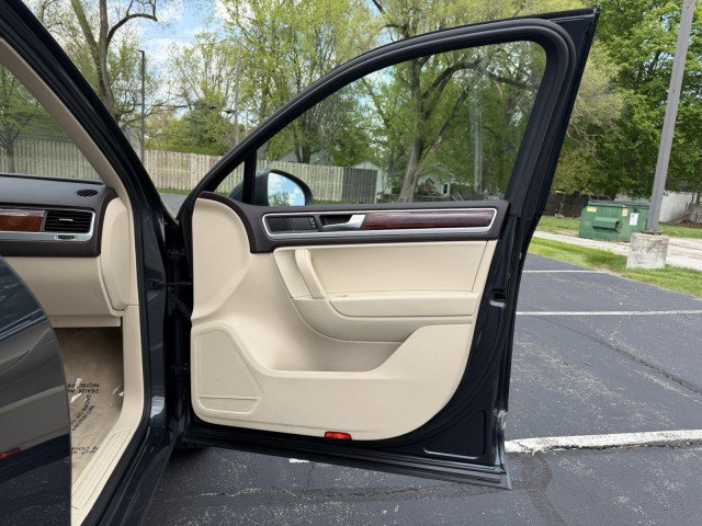 Used 2013 Volkswagen Touareg Executive image 29