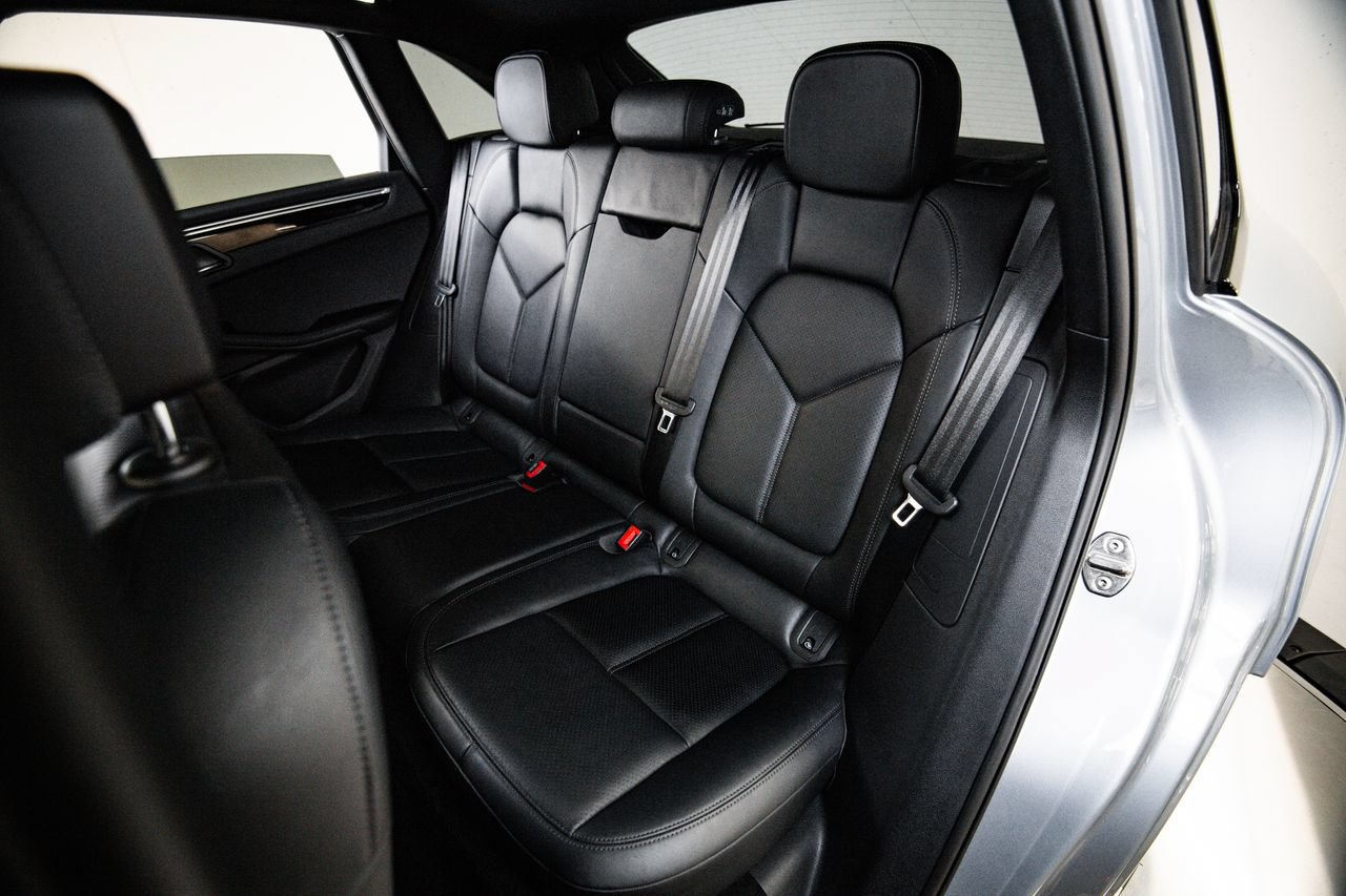 Certified 2023 Porsche Macan AWD/4WD image 24