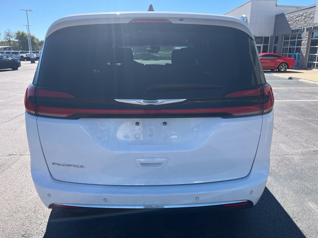 Used 2023 Chrysler Pacifica Touring-L FWD image 2