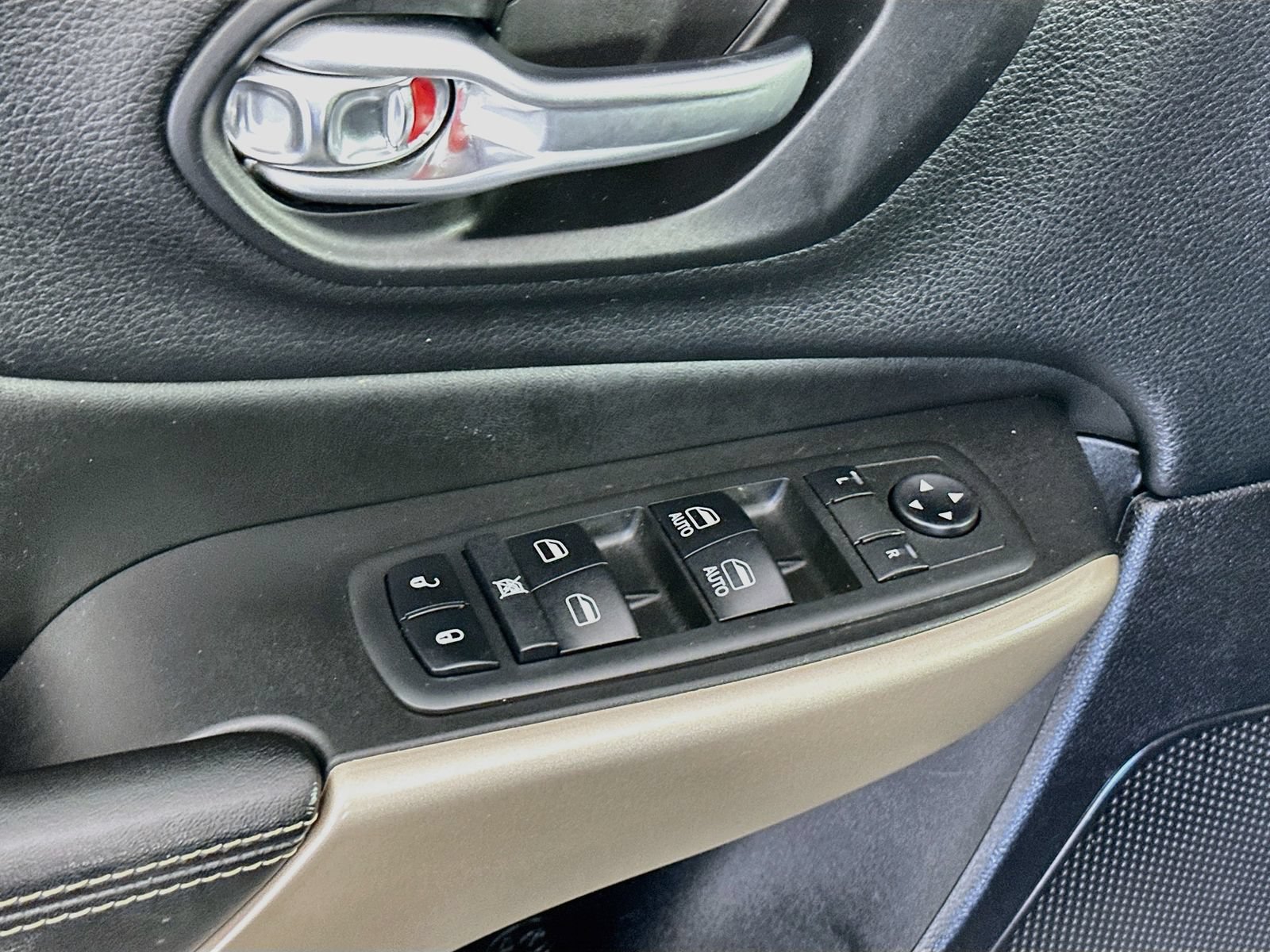 Used 2018 Jeep Cherokee Limited AWD/4WD image 18
