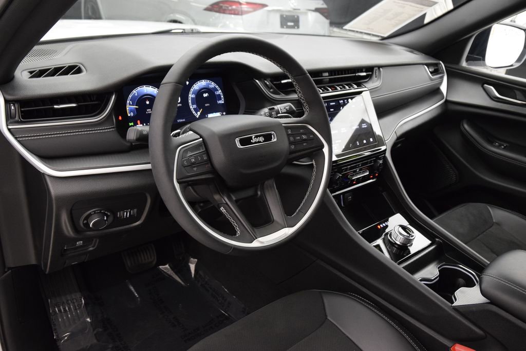 Used 2024 Jeep Grand Cherokee Altitude RWD image 18