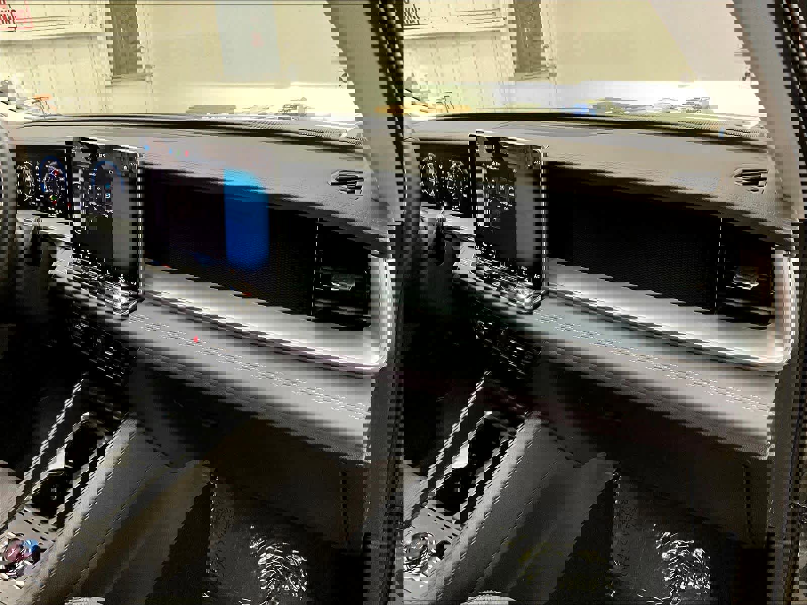 Used 2025 Volkswagen Tiguan SE w/ Panoramic Sunroof Package image 18