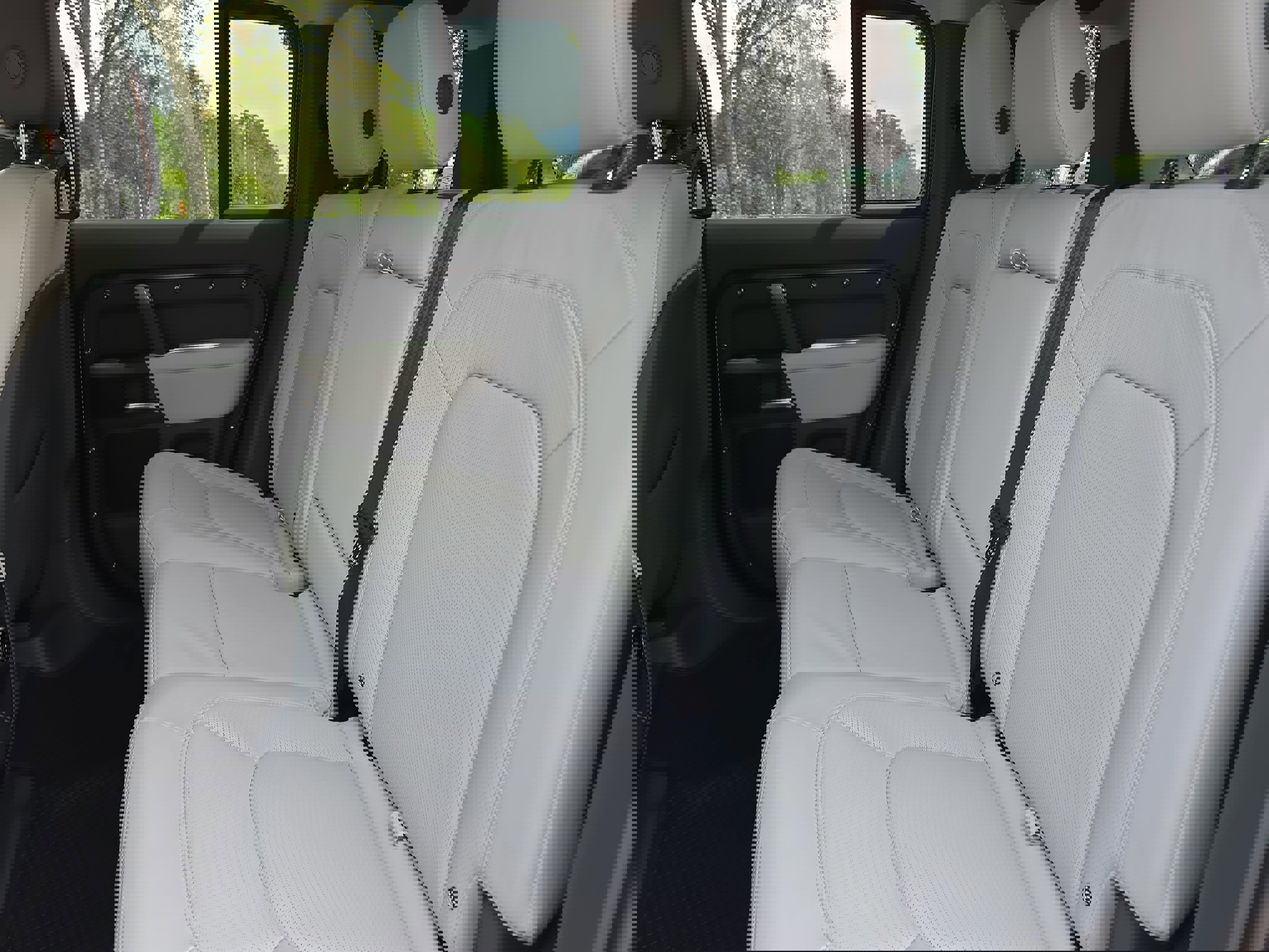 Used 2026 Land Rover Defender 110 X-Dynamic SE AWD/4WD image 13