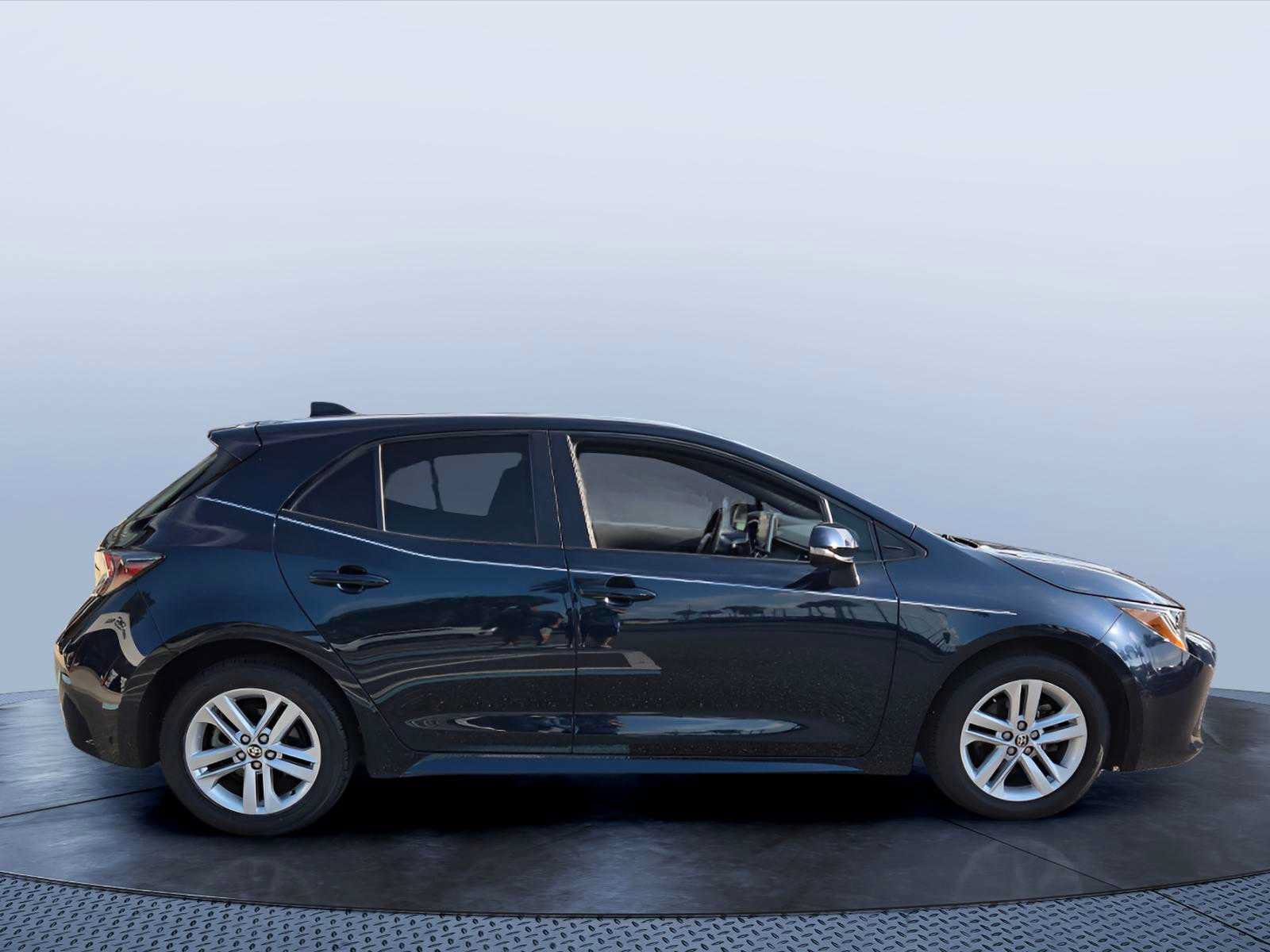 Used 2020 Toyota Corolla SE FWD image 2