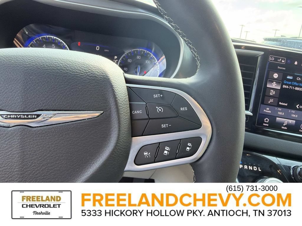 Used 2023 Chrysler Pacifica Touring-L FWD image 28