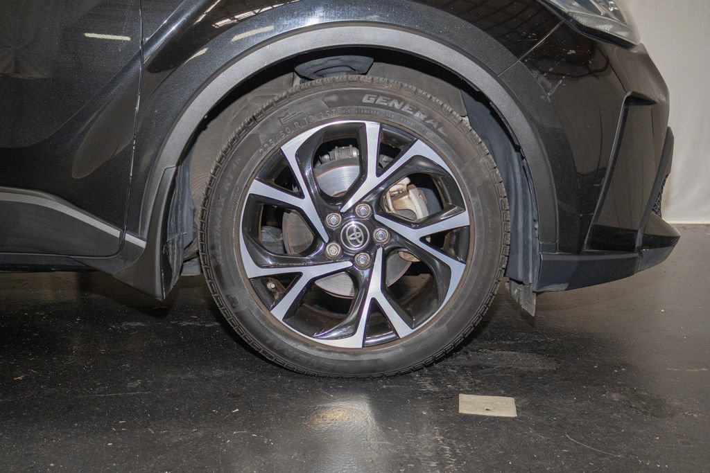 Used 2020 Toyota C-HR XLE FWD image 6