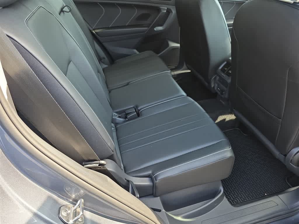 Used 2024 Volkswagen Tiguan SE w/ Panoramic Sunroof Package AWD/4WD image 12
