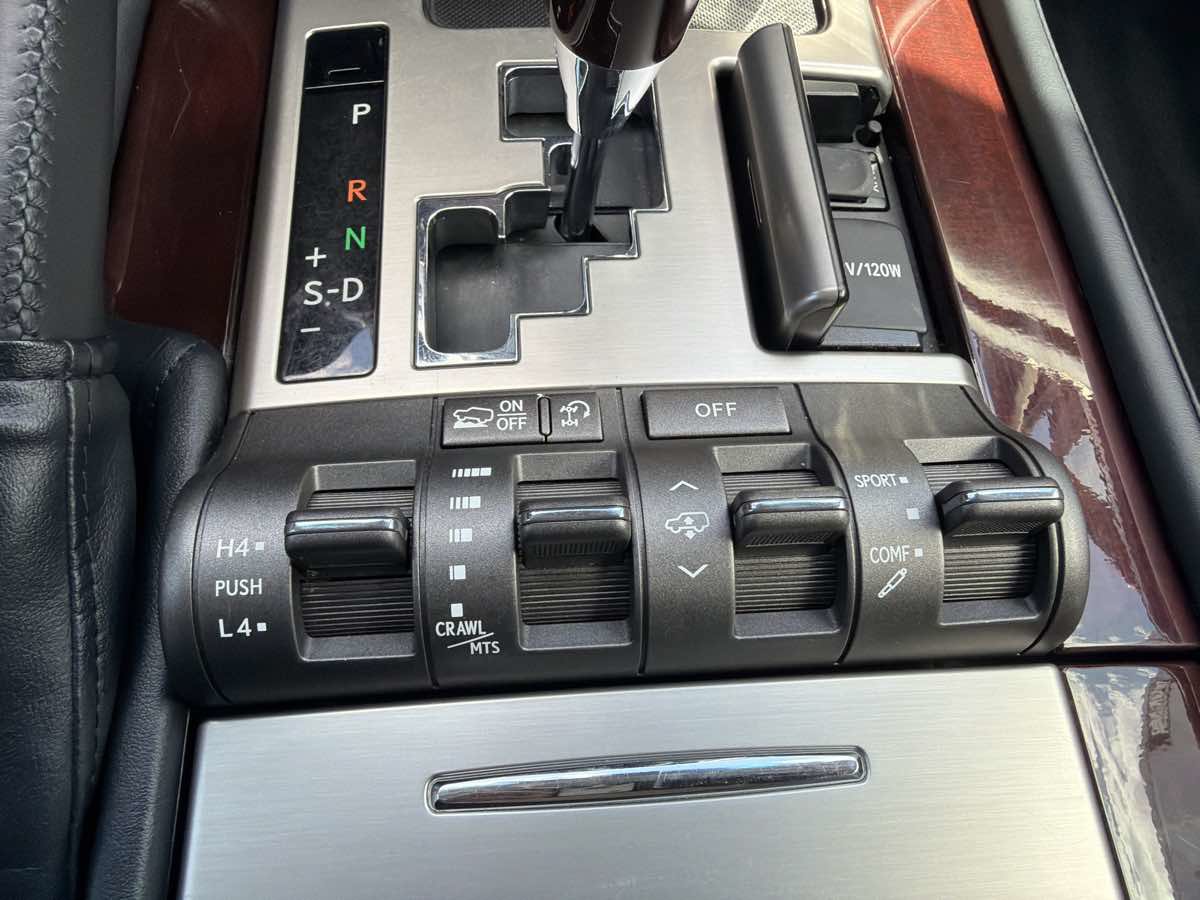 Used 2013 Lexus LX 570 4WD w/ Luxury Pkg image 27
