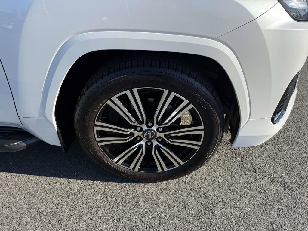 Used 2025 Lexus LX 600 4WD w/ Accessory Package (2T) image 7