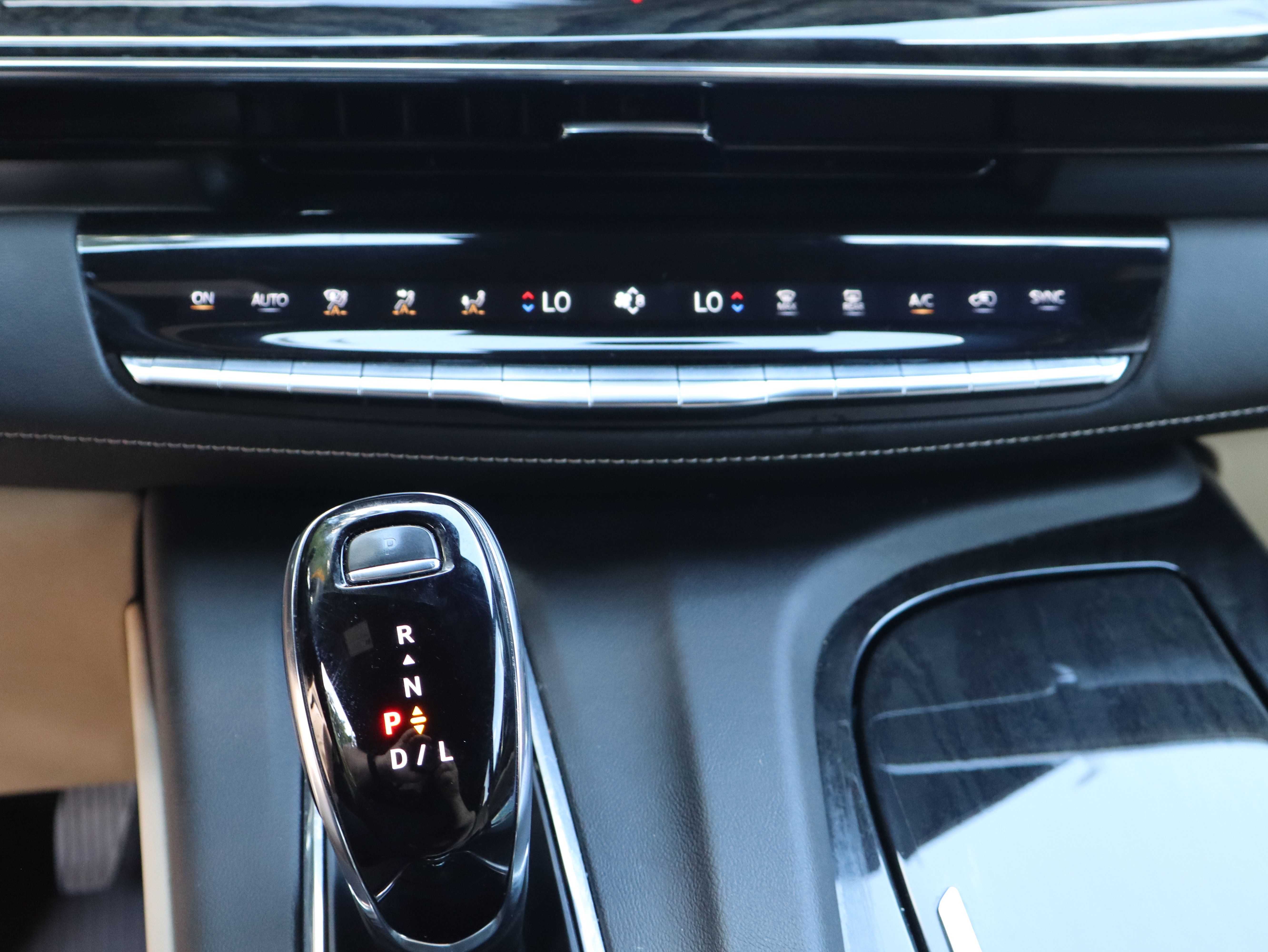 Used 2023 Cadillac Escalade ESV Premium Luxury w/ Performance Package AWD/4WD image 40