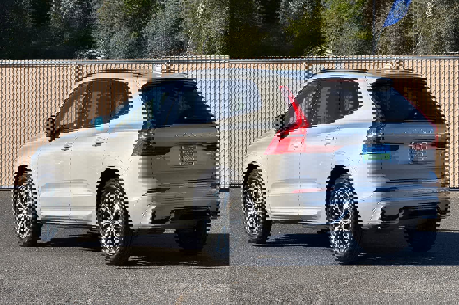 Used 2025 Volvo XC60 B5 Plus image 5