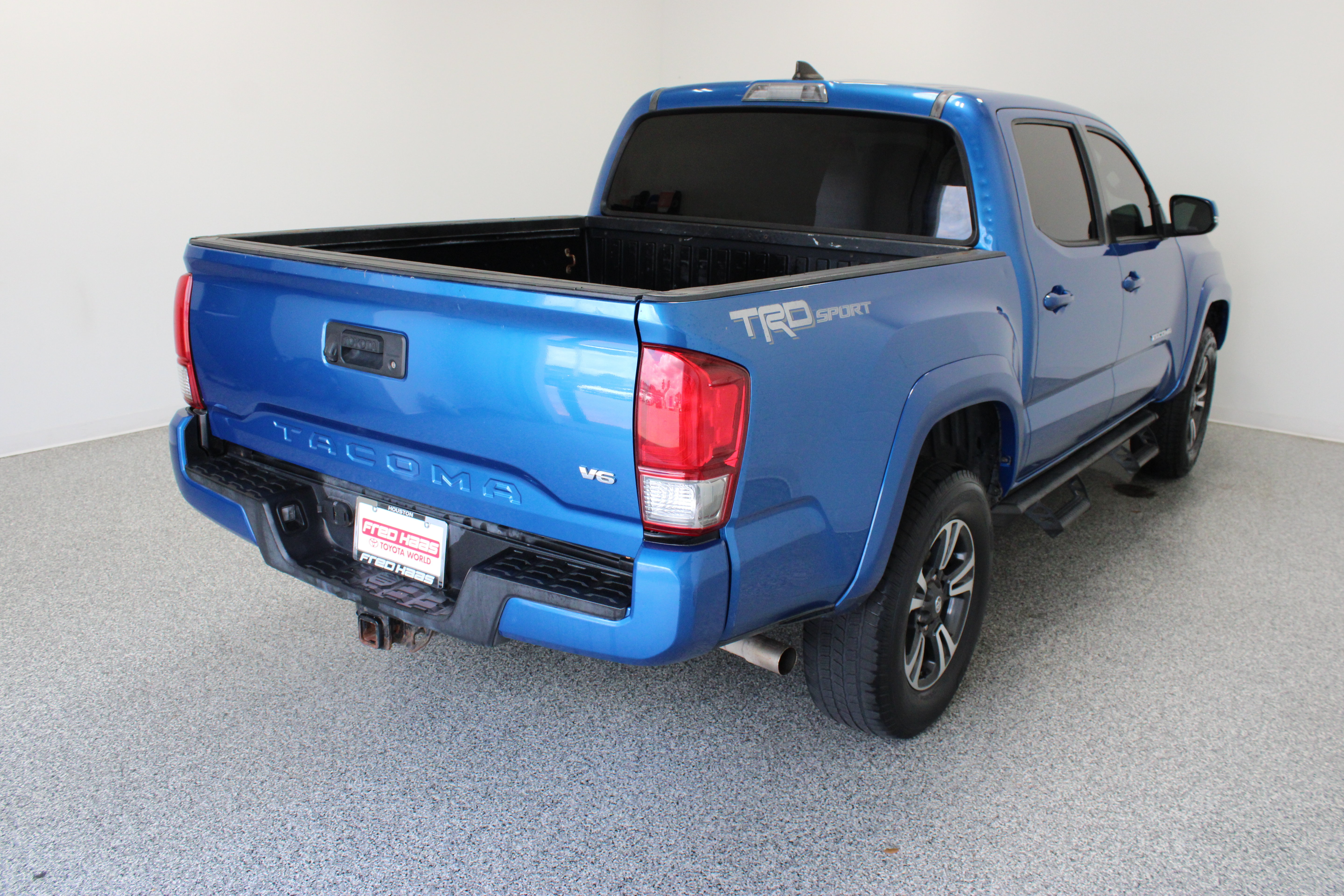 Used 2017 Toyota Tacoma TRD Sport w/ Tow Package RWD image 7