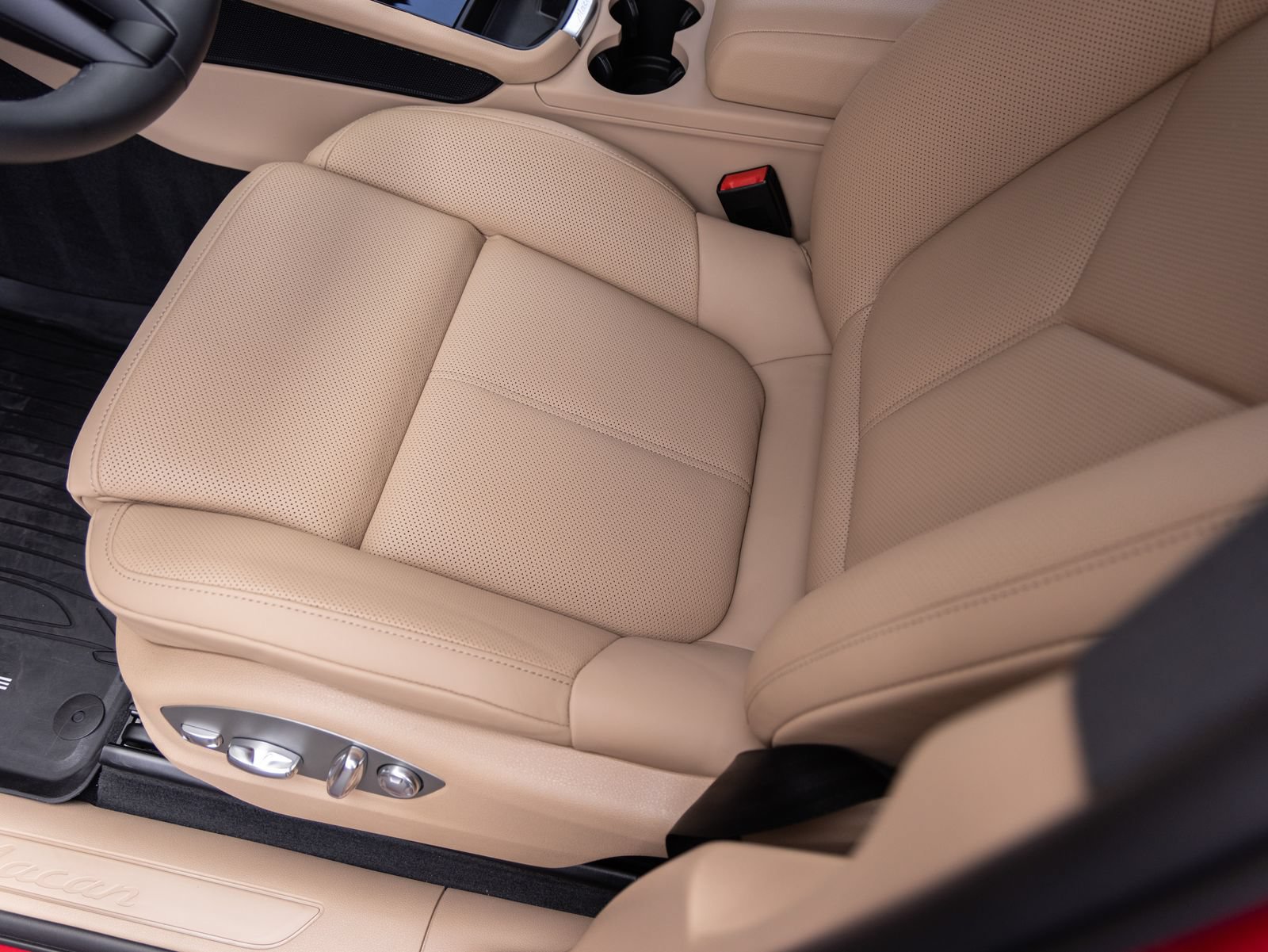 Certified 2026 Porsche Macan AWD/4WD image 22