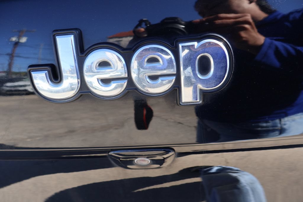 Used 2018 Jeep Cherokee Latitude FWD image 12
