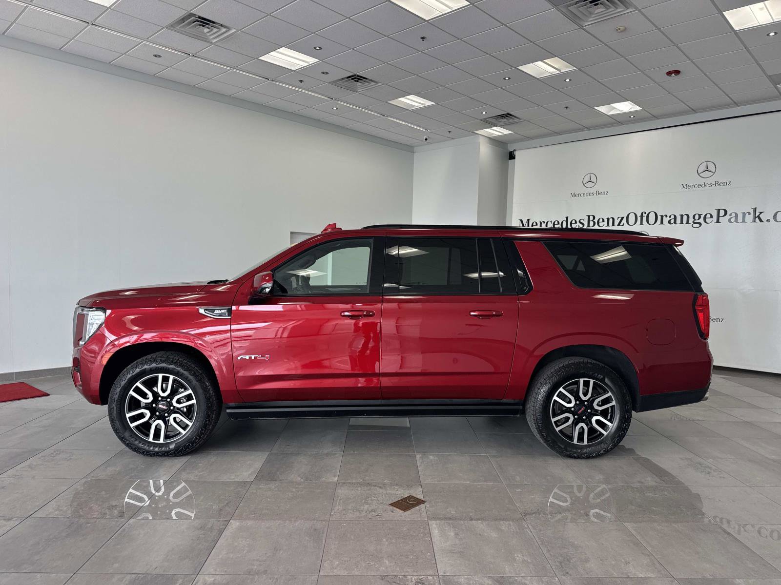 Used 2023 GMC Yukon XL AT4 w/ AT4 Premium Package AWD/4WD image 8
