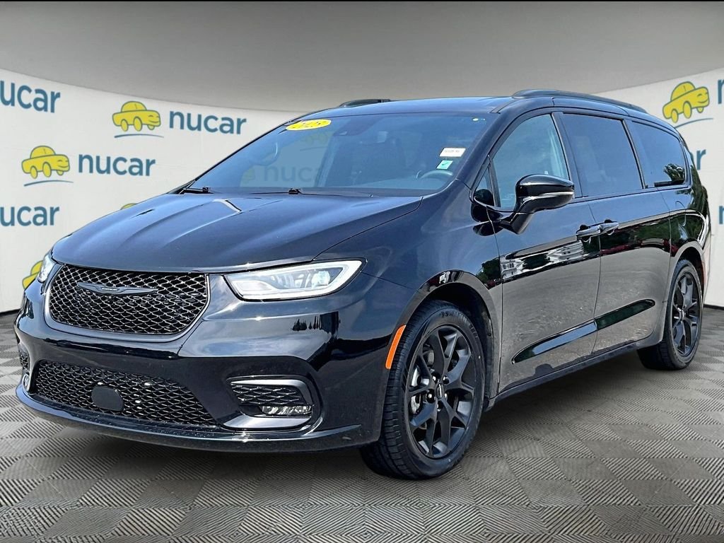 Used 2025 Chrysler Pacifica Limited FWD image 3