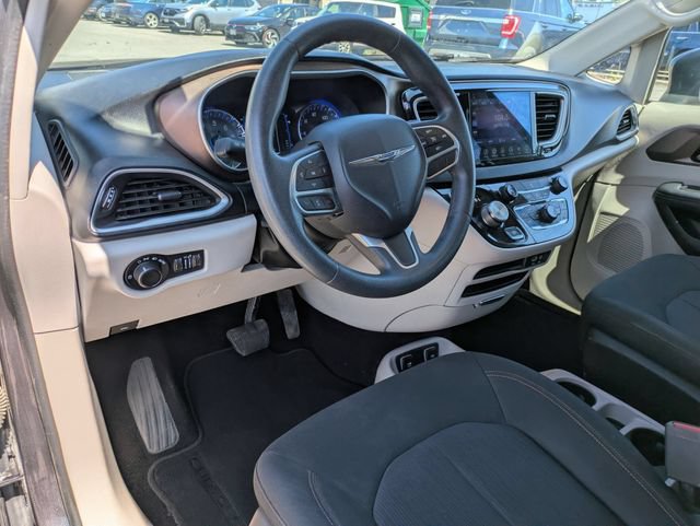 Used 2017 Chrysler Pacifica Touring FWD image 8