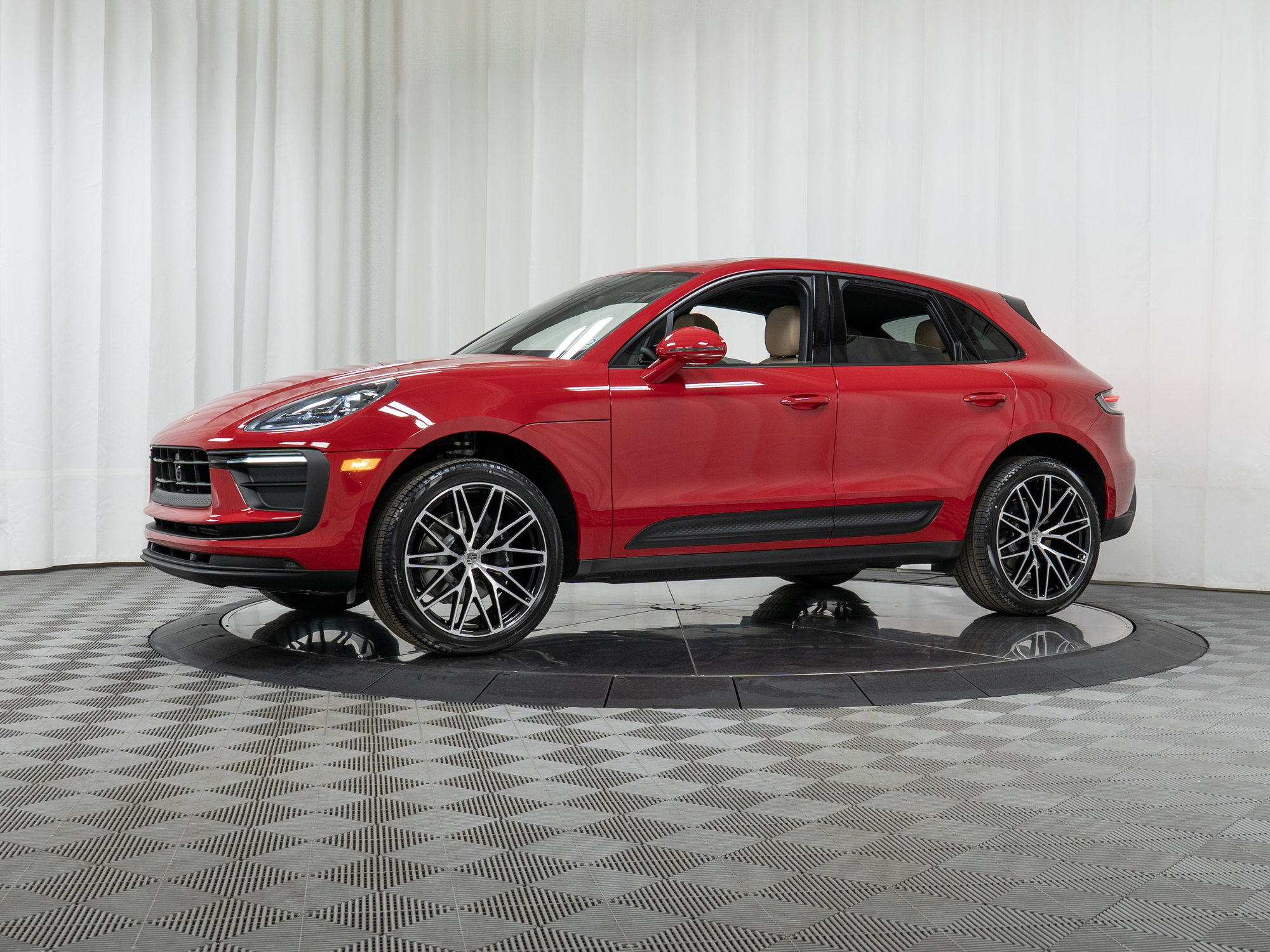 Used 2025 Porsche Macan image 28
