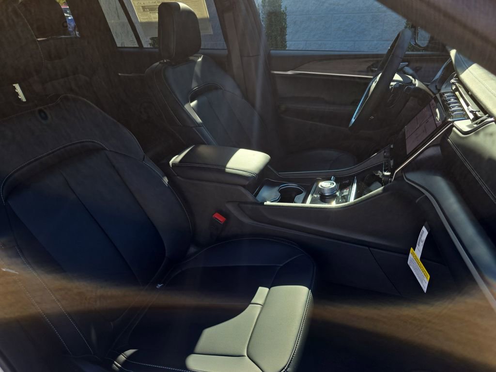 New 2025 Jeep Grand Cherokee Limited w/ Black Appearance Package image 10
