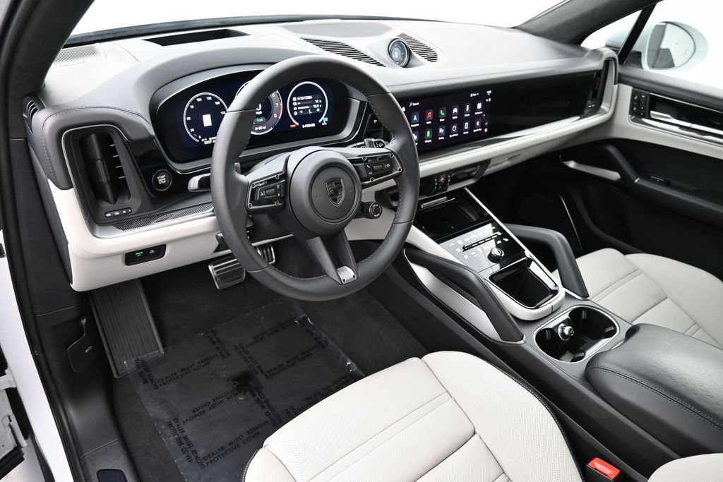Certified 2025 Porsche Cayenne Turbo AWD/4WD image 4