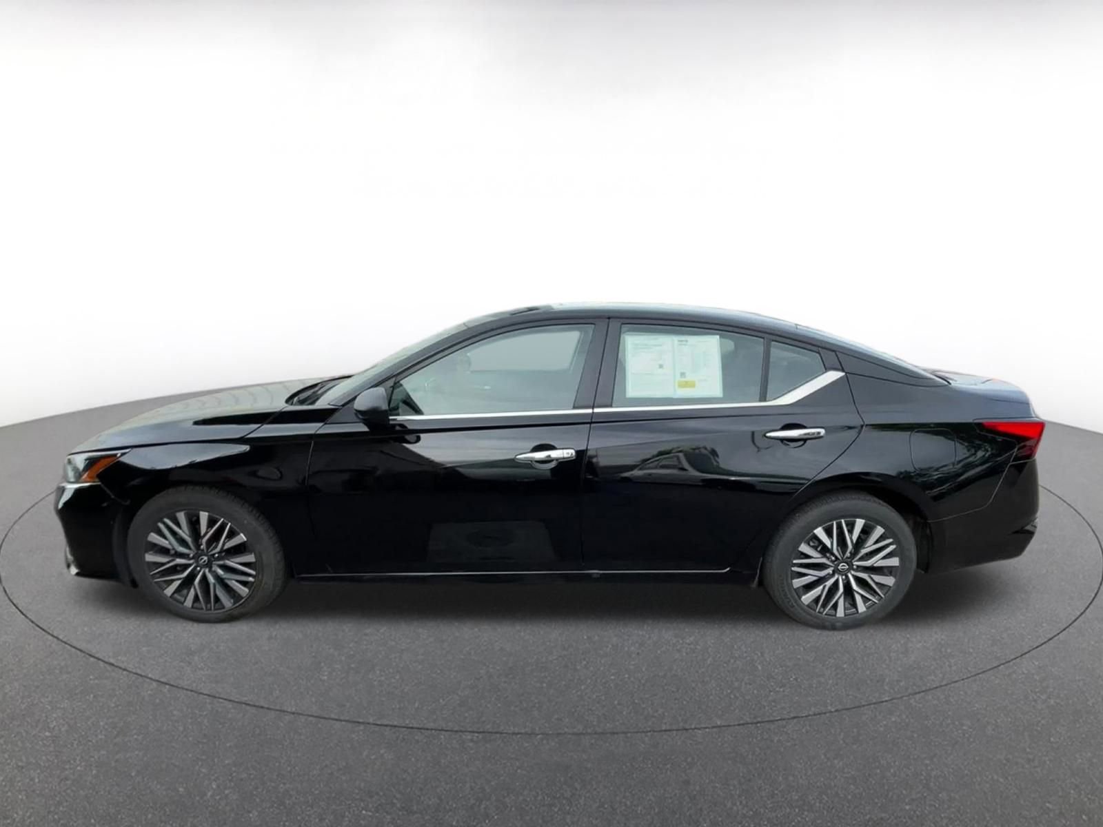 Used 2025 Nissan Altima 2.5 SV image 9